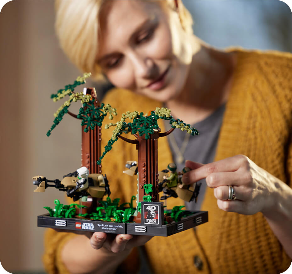 Klocki LEGO Star Wars 75353 Diorama: Pościg na ścigaczu przez Endor